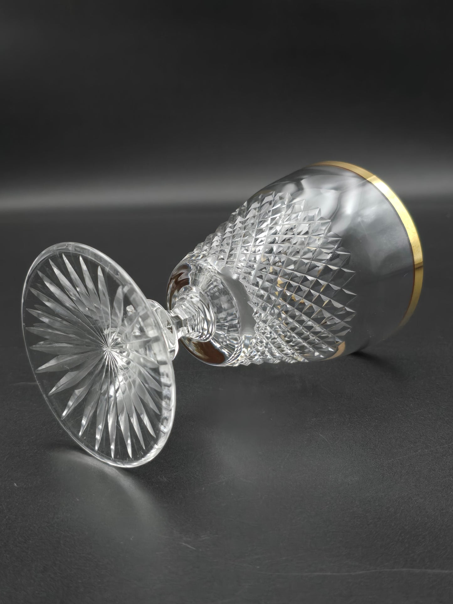 Set of 6 Beautiful Crystal wine Glasses with Gold coloured banding. 250ml. 13.5cm tall.
