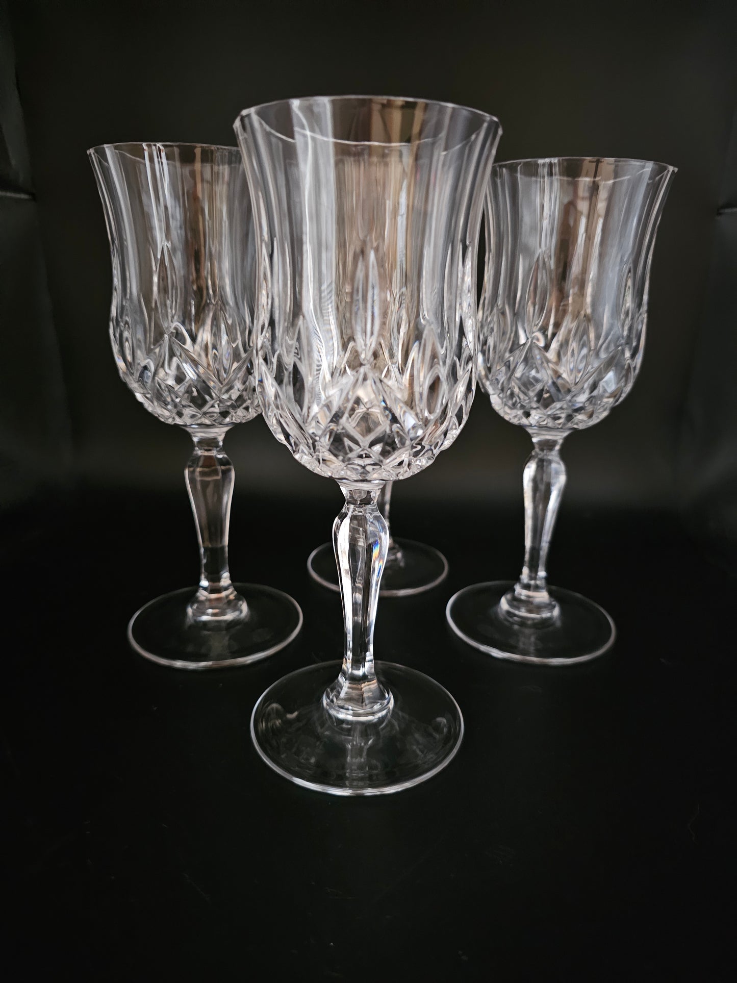 Set of 4 tall, Large Vintage Crystal Wine Glasses. 200ml. 19cm tall