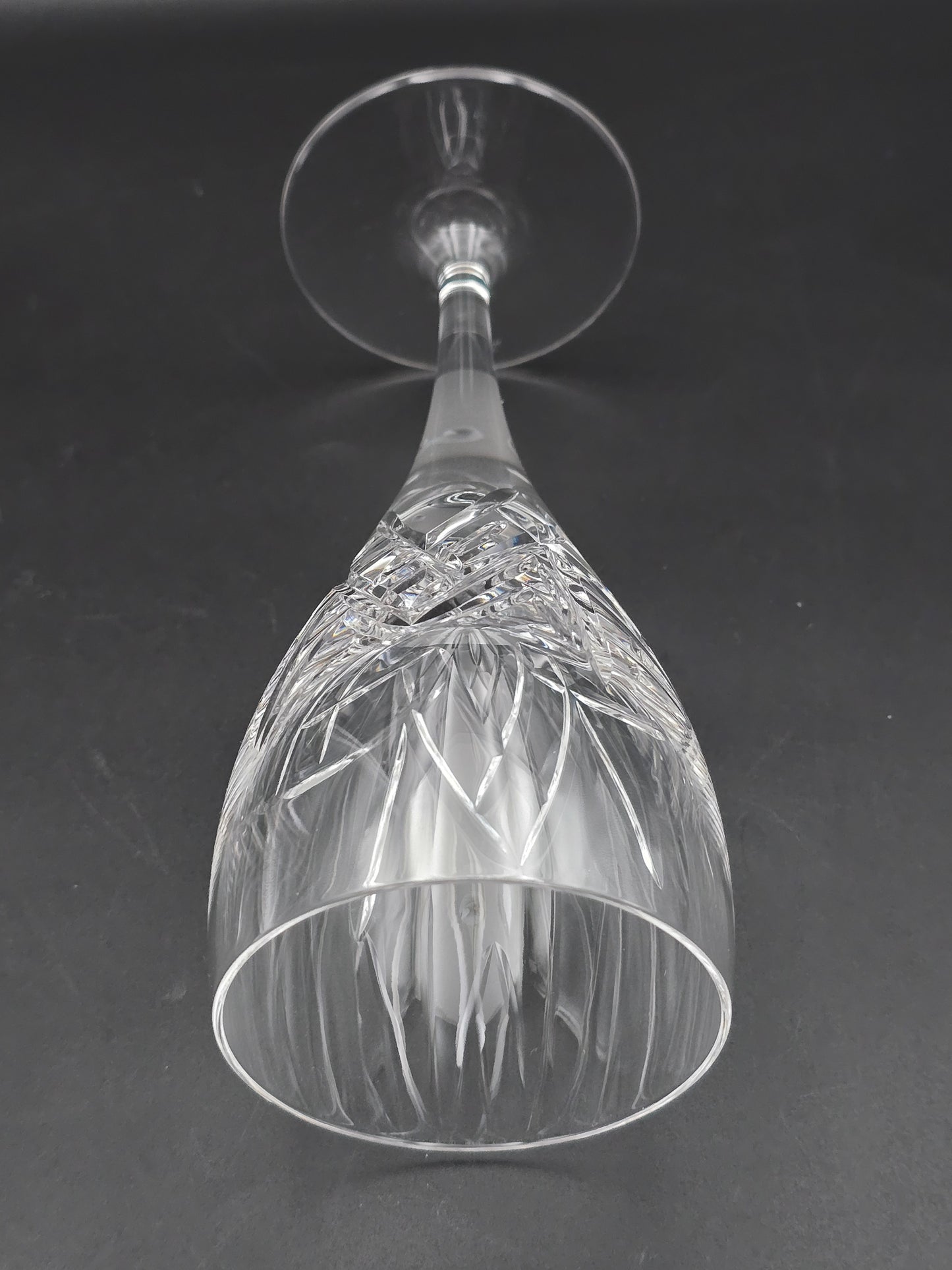 Set of 6 Edinburgh Crystal Broughton Pattern large wine glasses 260ml. 19cm tall.