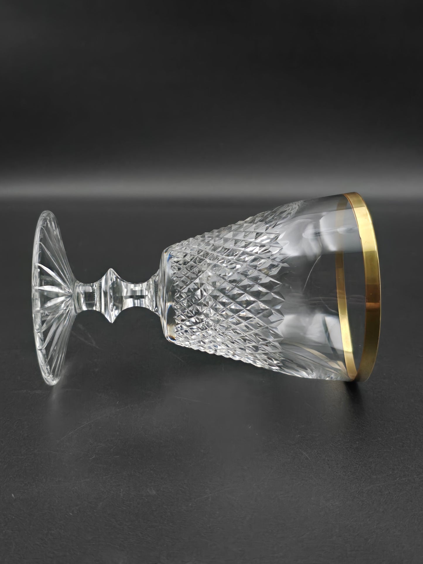 Set of 6 Beautiful Crystal wine Glasses with Gold coloured banding. 250ml. 13.5cm tall.