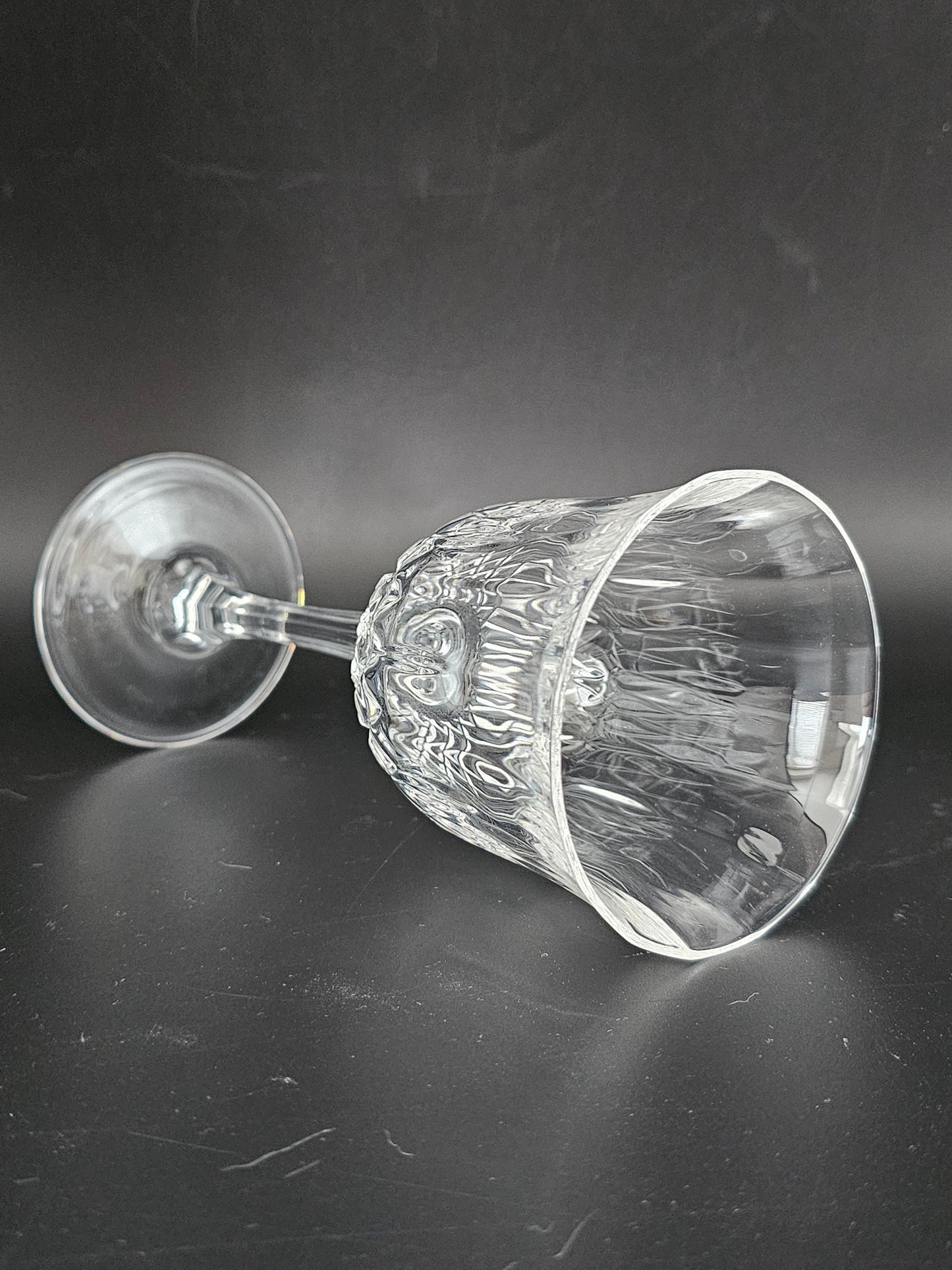 Set of 4 tall Stemmed Crystal Wine Glasses. 235ml