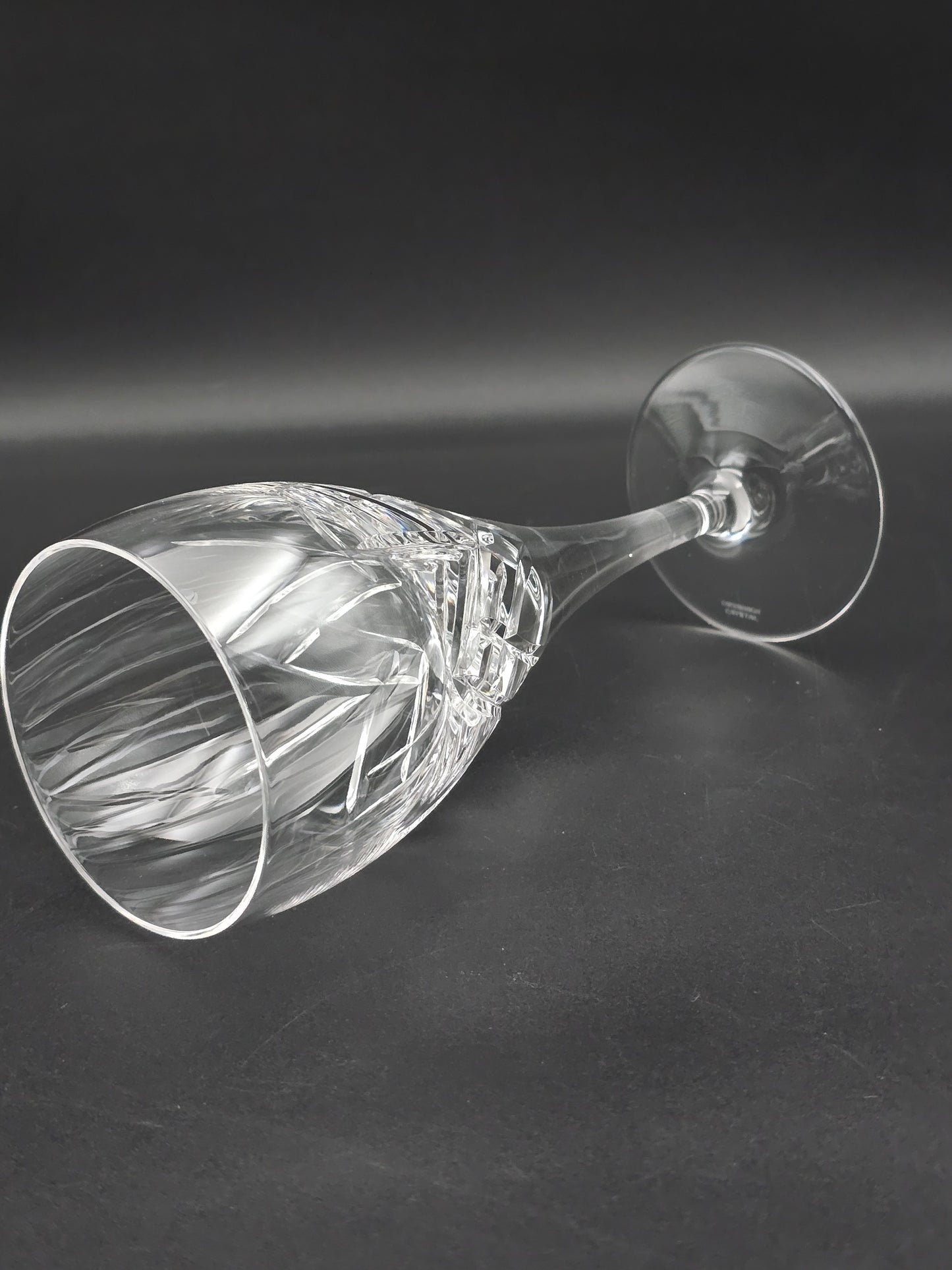 Set of 6 Edinburgh Crystal Broughton Pattern large wine glasses 260ml. 19cm tall.