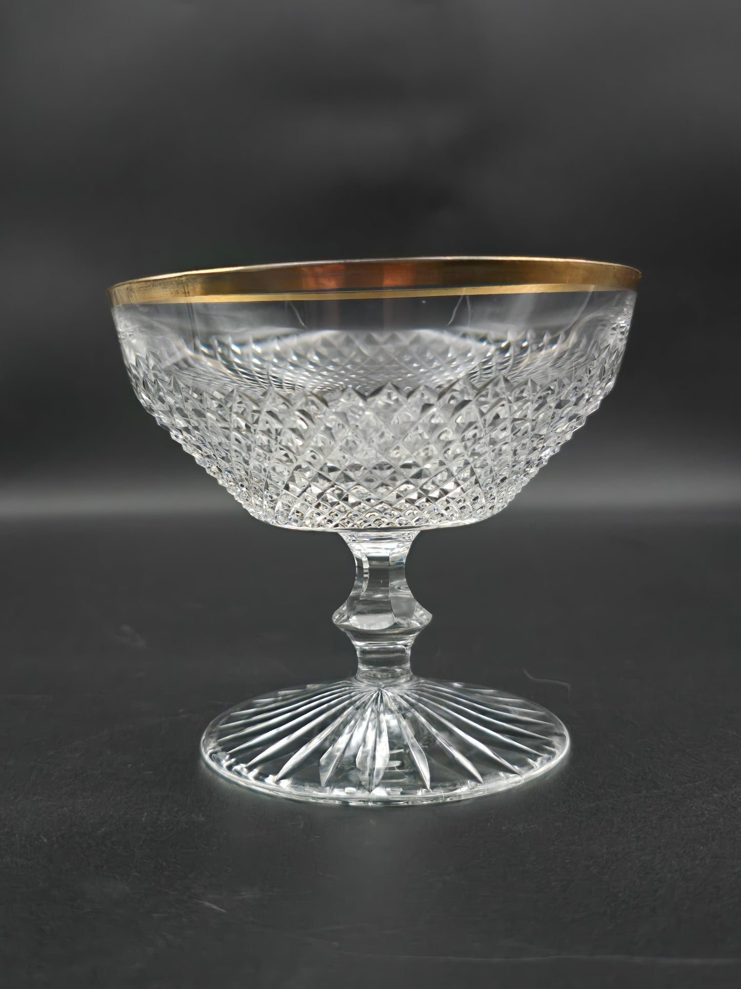 Set of 4 Beautiful Crystal Champagne coupes or dessert / starter dishes with Gold banding. 350ml. 10cm tall.