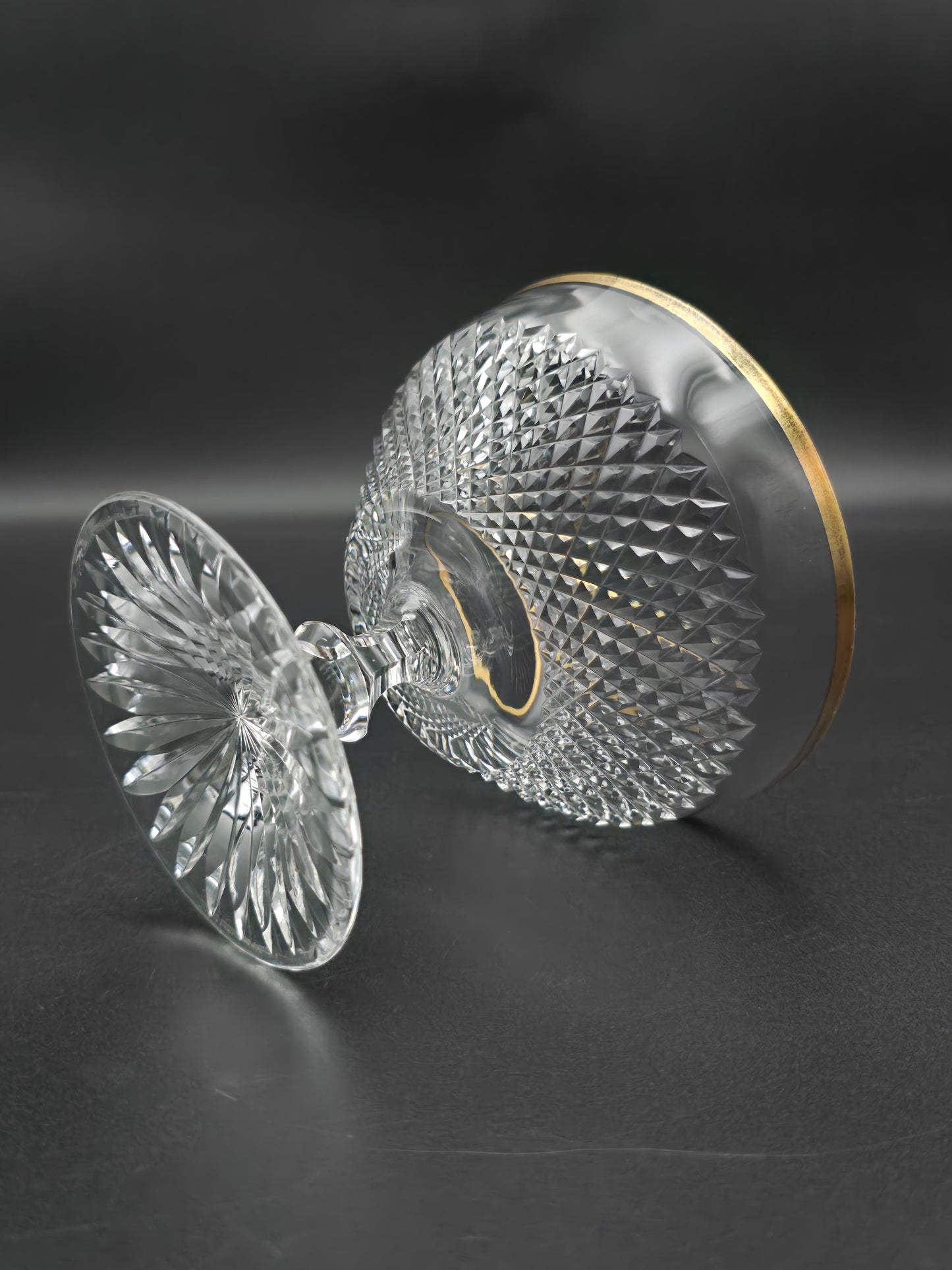 Set of 4 Beautiful Crystal Champagne coupes or dessert / starter dishes with Gold banding. 350ml. 10cm tall.