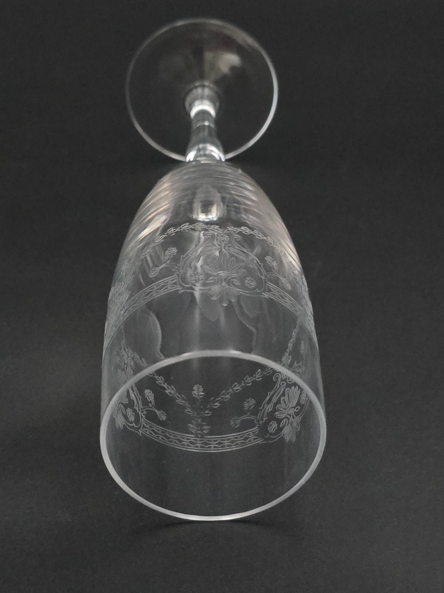 Beautiful Set of 4 Etched Crystal Champagne flutes 185ml