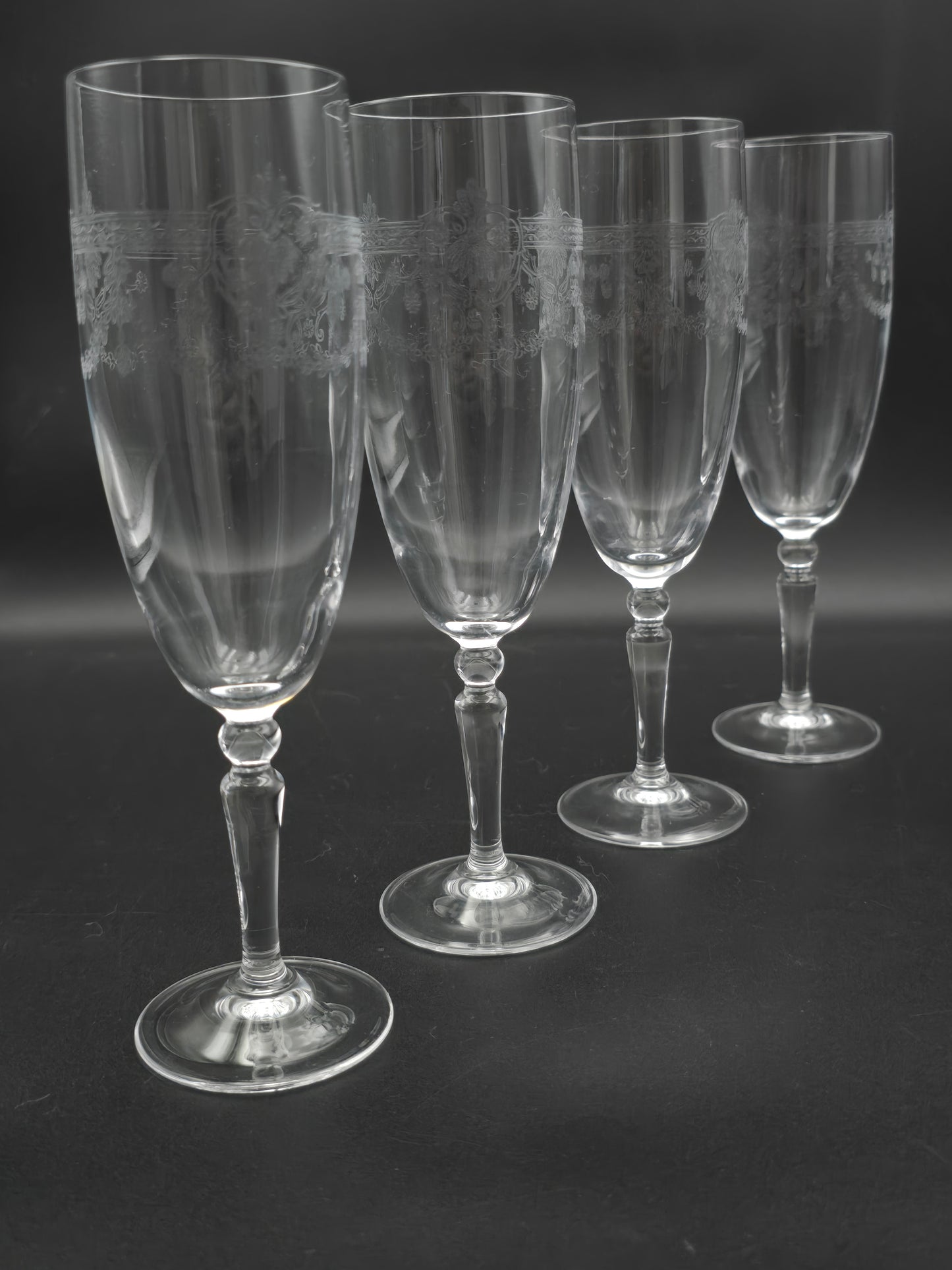 Beautiful Set of 4 Etched Crystal Champagne flutes 185ml
