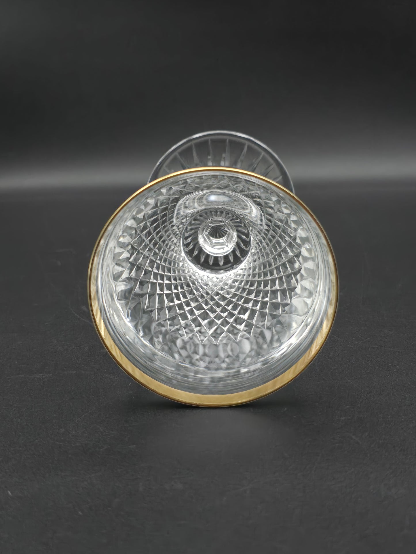 Set of 5 Beautiful Crystal wine Glasses with Gold coloured banding. 250ml. 13.5cm tall.