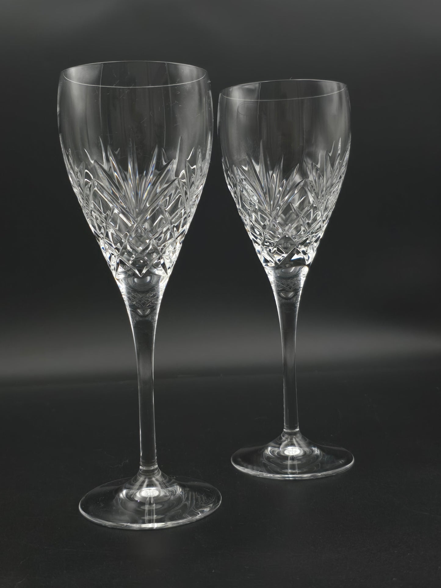 Pair of Vintage Etched Crystal Wine Glasses – Fern & Cross Pattern | 250ml | Slender Stem | 21.5cm Tall | Elegant & Unmarked