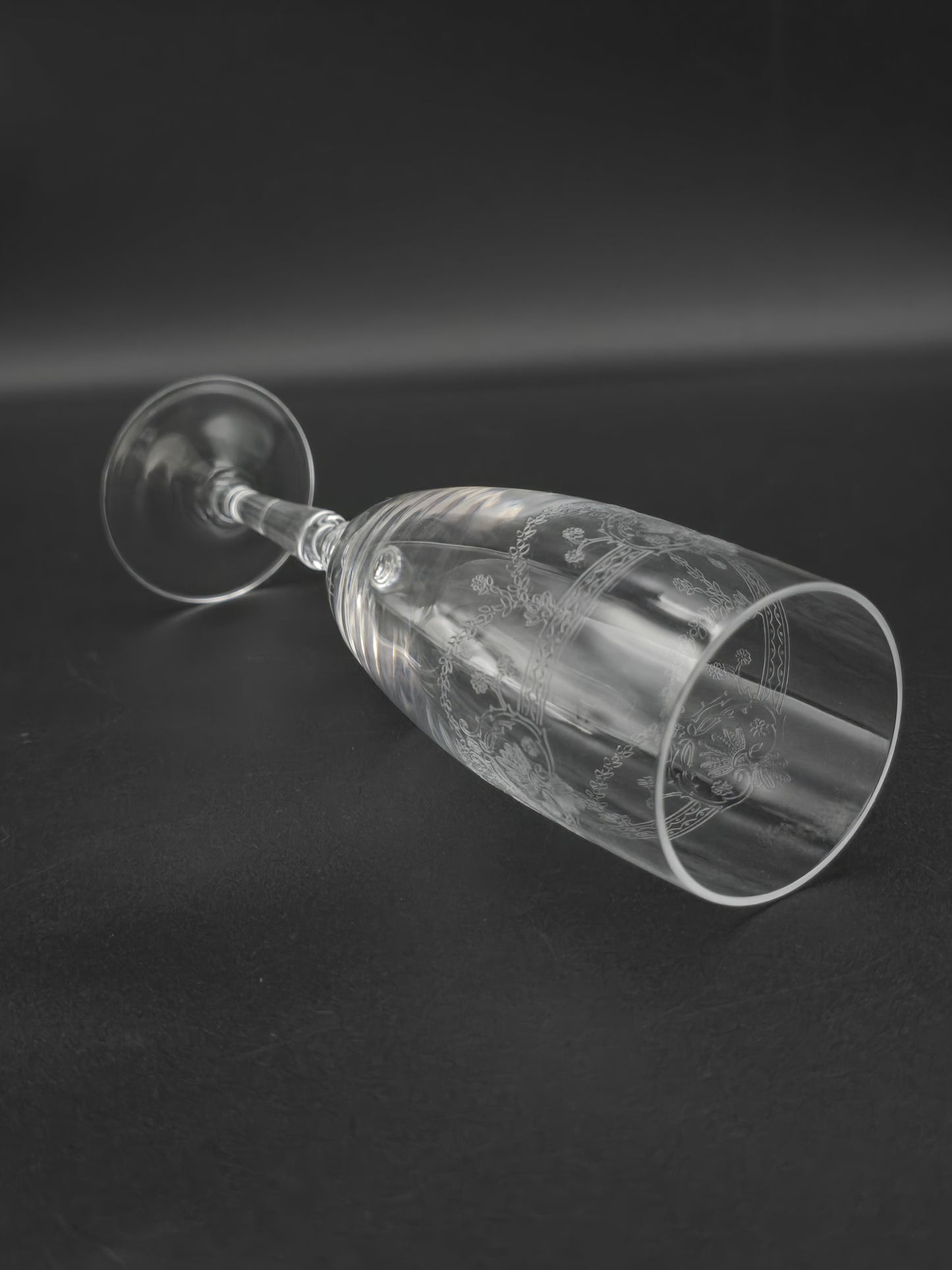 Beautiful Set of 4 Etched Crystal Champagne flutes 185ml