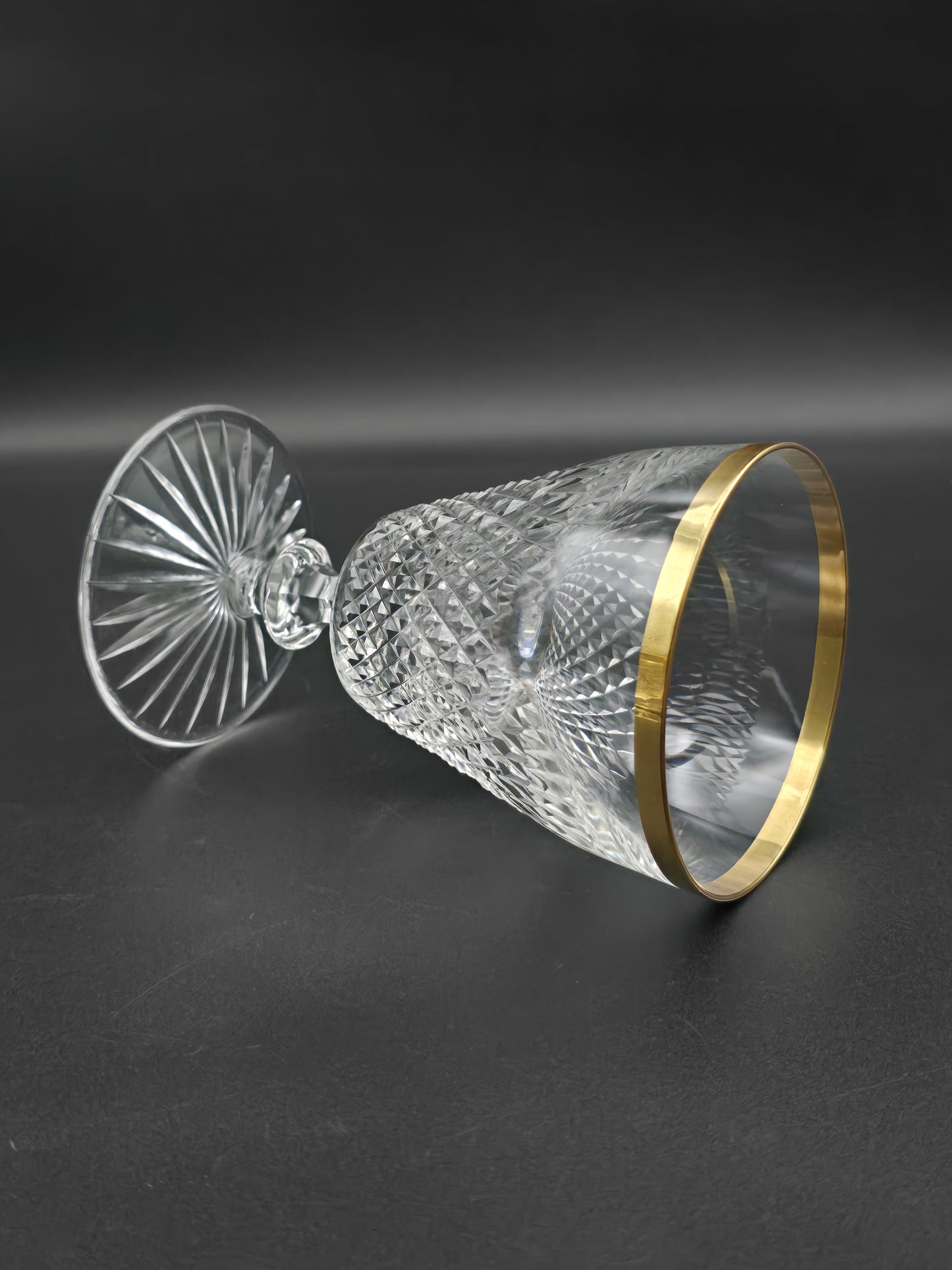 Set of 5 Beautiful Crystal wine Glasses with Gold coloured banding. 250ml. 13.5cm tall.