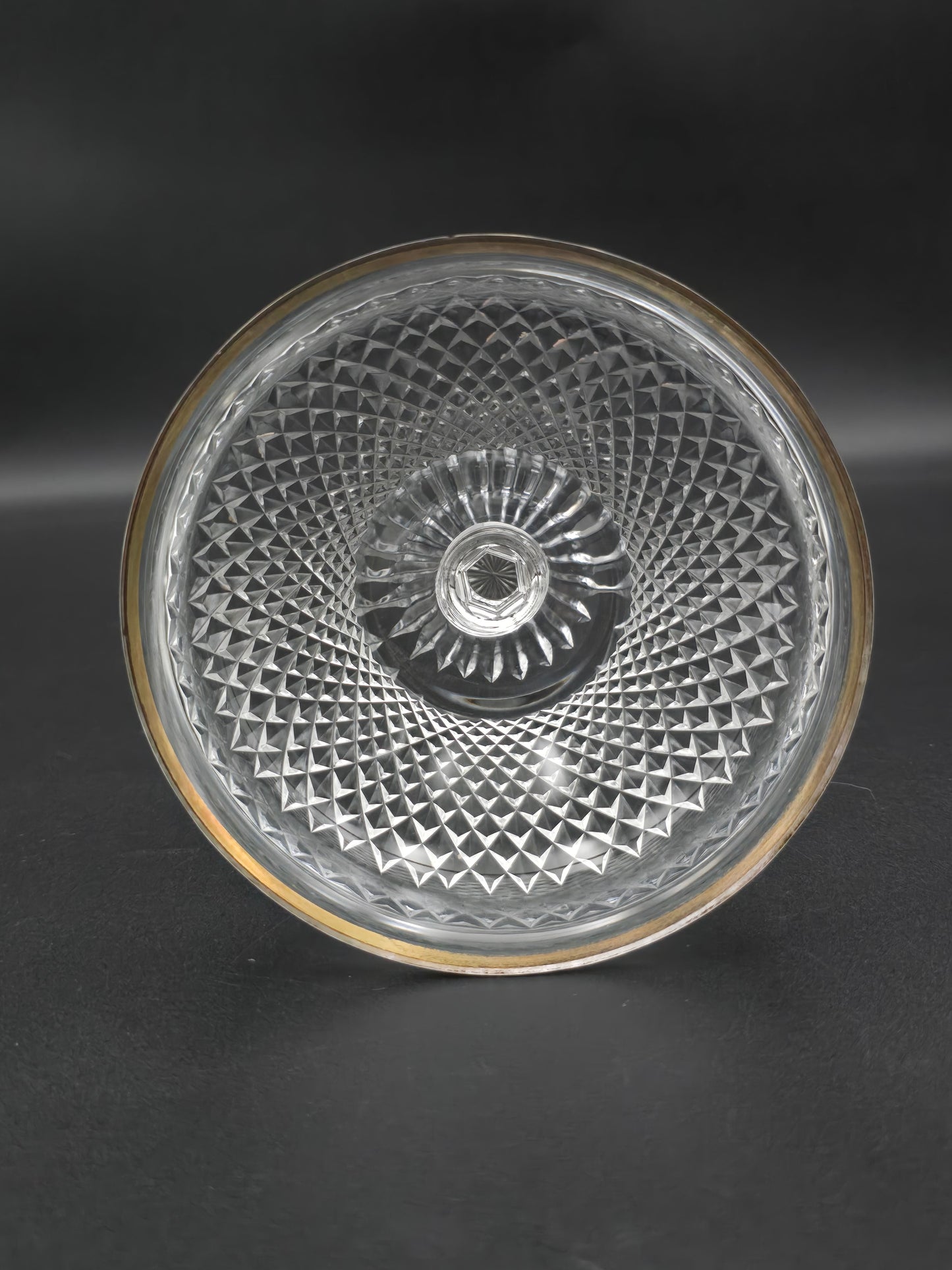 Set of 4 Beautiful Crystal Champagne coupes or dessert / starter dishes with Gold banding. 350ml. 10cm tall.