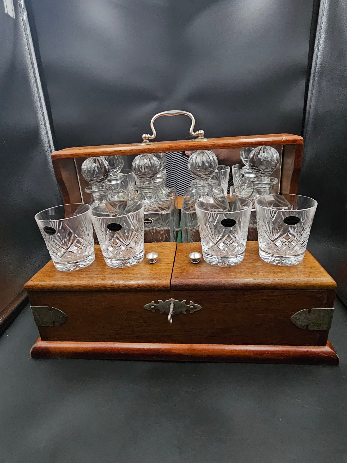 RARE! Stunning Mahogany 4 Decanter Tantalus with 4 Crystal Tumblers.