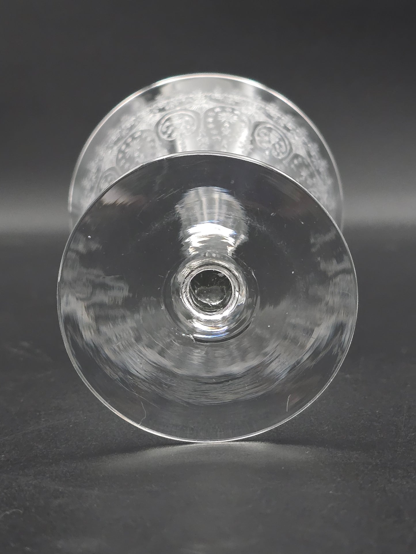 Set of 6 Beautifully etched crystal champagne coupes. 125ml. 11cm tall