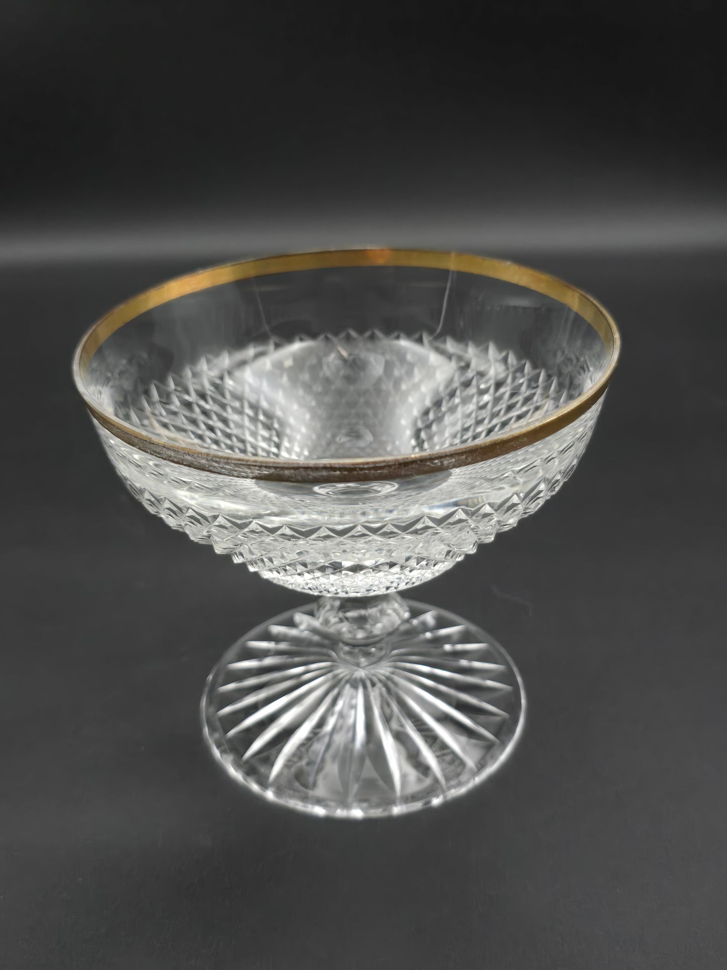 Set of 4 Beautiful Crystal Champagne coupes or dessert / starter dishes with Gold banding. 350ml. 10cm tall.