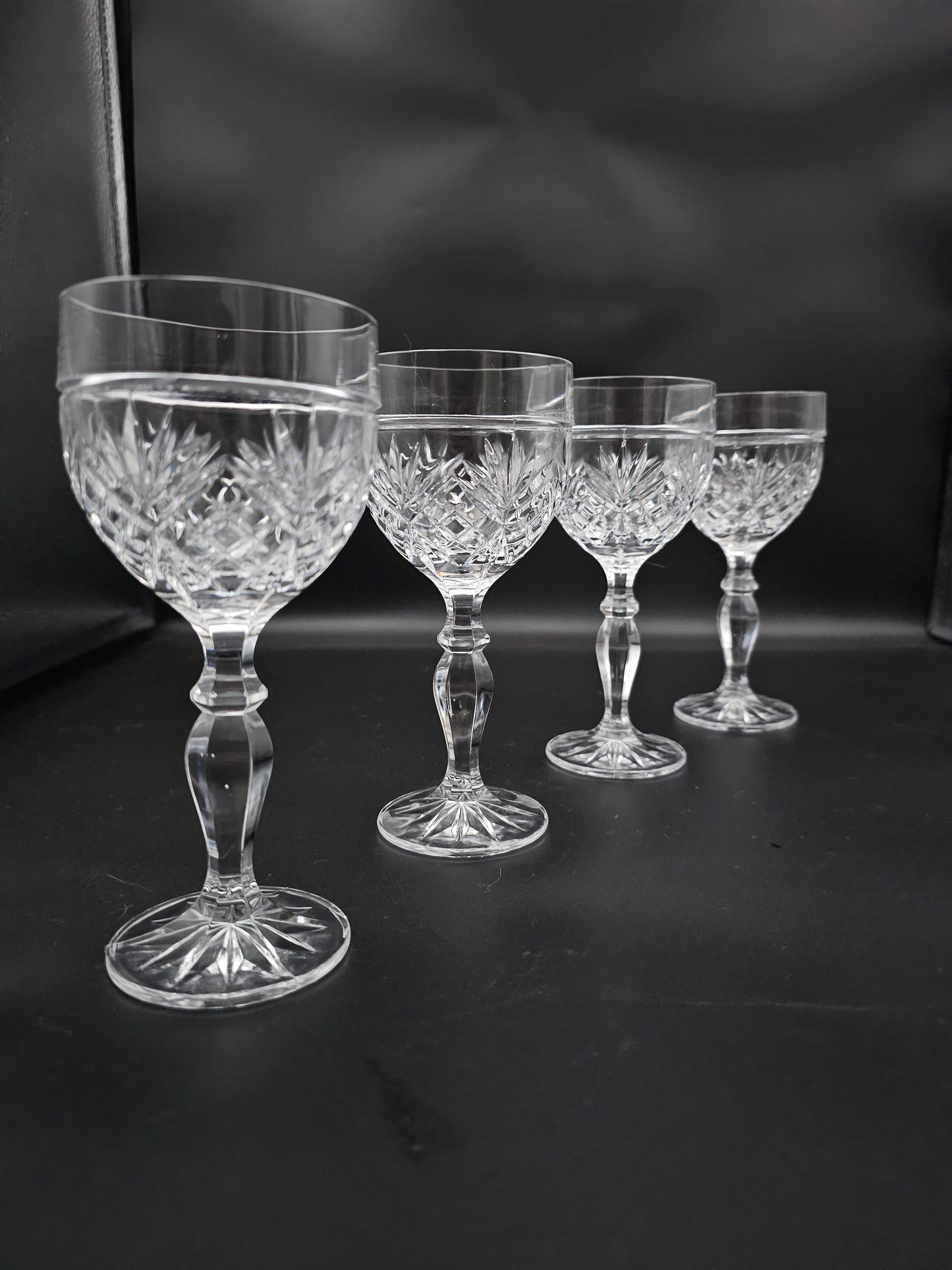 Beautiful vintage set of 4 Crystal wine glasses 175ml