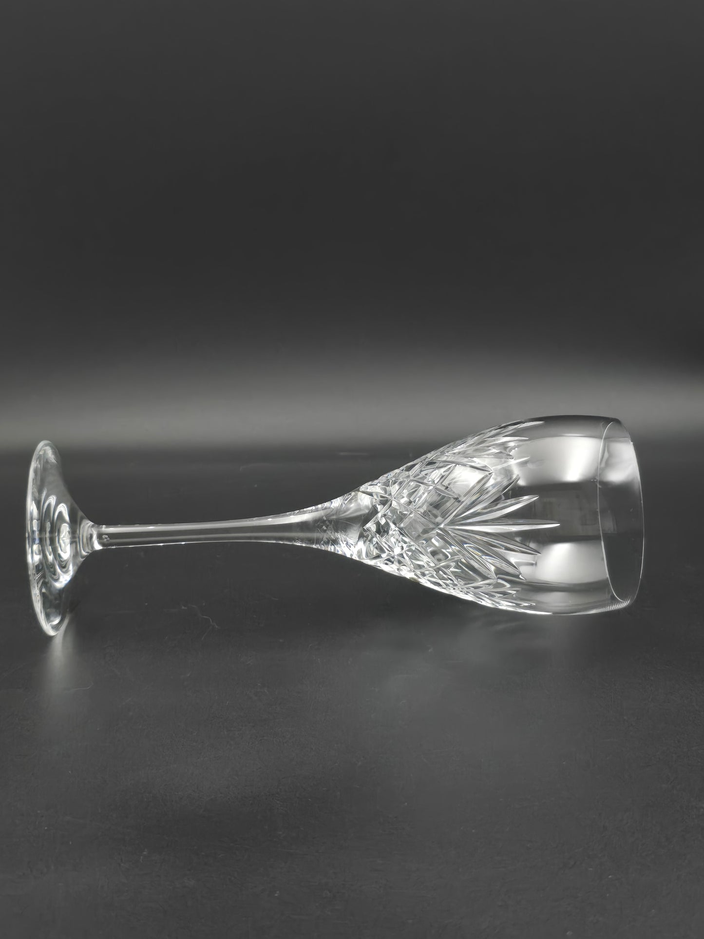Pair of Vintage Etched Crystal Wine Glasses – Fern & Cross Pattern | 250ml | Slender Stem | 21.5cm Tall | Elegant & Unmarked